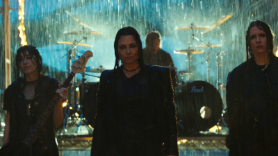 Keywords: amy lee;amy photos;amy pic;fight like a girl;flag