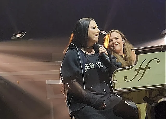 EVANESCENCE's AMY LEE Joins HALESTORM For 'Break In' Performance